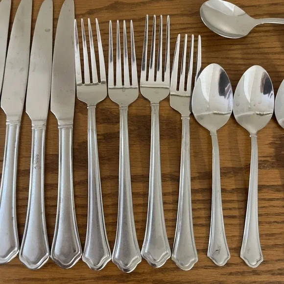 Pfaltzgraff 18/0 Stainless Silverware - CAPRI FROST - Flatware 24 Piece Set - Picture 4 of 10